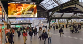 Social Spots von Youth for Human Rights werden im Hauptbahnhof in Zürich gezeigt