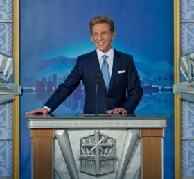 David Miscavige, Vorsitzender des Vorstands Religious Technology Center, eröffnete die neue Ideale Pacifica Bridge. Tausende Scientologen waren am L. Ron Hubbard Way und feierten mit ihm zusammen das historische Ereignis.