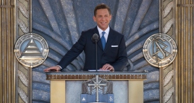 David Miscavige, Vorsitzender des Vorstands Religious Technology Center und kirchliches Oberhaupt der Scientology Religion, weihte am 24. April 2010 zusammen mit Vertretern der Stadt, des Landkreises und von Behörden des Bundesstaates die neue Scientology Kirche Los Angeles ein. 6000 Scientologen und ihre Gäste waren zu diesem Anlass zugegen. 