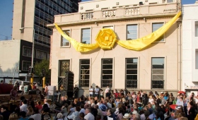 Führende Persönlichkeiten aus der Gemeinde und von Behörden ergriffen vor den 1000 Anwesenden das Wort und hießen das neue Lebensverbesserungszentrum im Stadtteil Braamfontein in Johannesburg willkommen. 