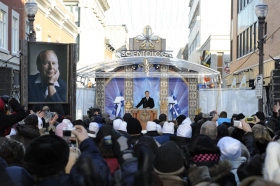 1500 Scientologen und Bürger aus ganz Kanada und den Vereinigten Staaten füllten die Straße vor der 665 Rue Saint-Joseph im Herzen des Stadtteils Nouveau Saint-Roch, um die Einweihung dieser neuen Kirche zu feiern.