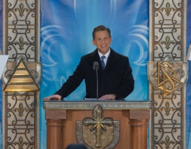 David Miscavige, der Vorsitzende des Vorstands Religious Technology Center und kirchliches Oberhaupt der Scientology Religion, weihte die neue Scientology Kirche Quebec ein.