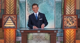 David Miscavige, kirchliches Oberhaupt der Scientology Religion und Vorsitzender des Vorstands Religious Technology Center, leitete die Durchtrennung des Eiweihungsbandes der neuen Scientology Kirche von Pasadena an.