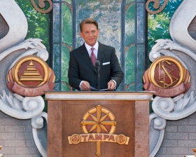 David Miscavige, der Vorsitzende des Vorstands Religious Technology Center und kirchliches Oberhaupt der Scientology Religion, weihte anlässlich des Jahrs des 100. Geburtstags des Gründers, L. Ron Hubbard, die neue Scientology Kirche Tampa ein.