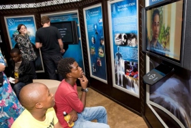 Die Besucher des neuen Scientology Lebensverbesserungszentrums schauten sich die Multimedia-Displays an, welche die Anschauungen der Scientology und ihre Ausübung, das Leben und Vermächtnis des Gründers L. Ron Hubbard und die globalen humanitären Programme und Programme zur Verbesserung der Gesellschaft veranschaulichen.