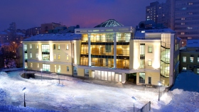 Die Scientology Kirche Moskau
Das neue Zuhause für die Scientology Kirche Moskau befindet sich im zentralen Gartenring der Stadt nur 1,6 Kilometer vom Roten Platz entfernt. Dieses neue Gebäude ist die bedeutendste Scientology Kirche in der Russischen Föderation.