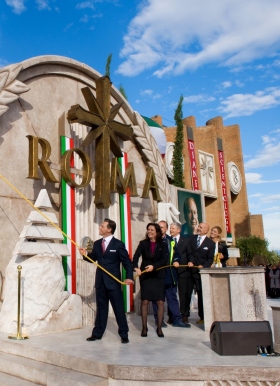 David Miscavige durchtrennte das Einweihungsband, um die neue Scientology Kirche von Rom zu eröffnen. Ihm standen dabei die Leitende Direktorin der Kirche und Würdenträger zur Seite. Dies markierte die größte Expansion in den 30 Jahren der Scientology in Italien.