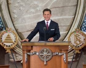 David Miscavige, Vorsitzender des Vorstands RTC und kirchliches Oberhaupt der Scientology Religion, nahm die Einweihung dieser neuen Kirche in der Hauptstadt der USA vor. 
