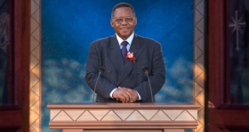 „Es ist wohl angemessen, der Scientology Kirche und insbesondere der Citizens Commission on Human Rights für die Entlarvung der entsetzlichen Praktiken des Apartheidsystems bei mentaler Behandlung zu danken“, sagte Dr. Ben Ngubane, Minister für Künste, Kultur, Wissenschaft und Technologie.