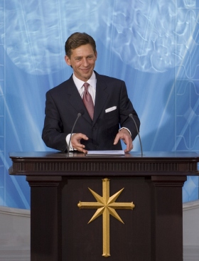 David Miscavige, kirchliches Oberhaupt der Scientology Religion, weihte Spaniens Nationale Scientology Kirche ein und hieß die Tausenden Anwesenden in ihrer neuen Kirche willkommen.
