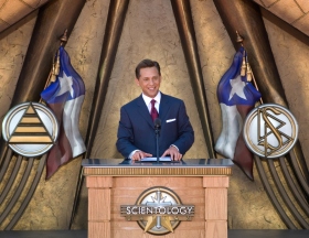 David Miscavige, kirchliches Oberhaupt der Scientology Religion, leitete die Veranstaltung zur Einweihung der Scientology Kirche Dallas an. Er sagte, dass der Traum von Texas von spiritueller Freiheit verwirklicht würde. 