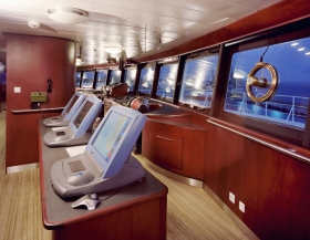 Die vollständig digitalisierte Brücke der Freewinds mit ihrem hochmodernen Kelvin-Hughes-Radarsystem und Panoramafenstern ermöglicht eine 360-Grad-Sicht. 