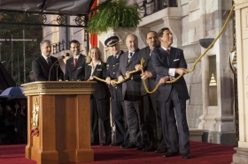 Unter denjenigen, die David Miscavige auf der Bühne zur traditionellen Durchtrennung des Einweihungsbands zur Seite standen, waren ein Londoner Polizeichef, der Alderman von London und ein Repräsentant der Vereinten Nationen.