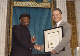 Aus gegebenen Anlass präsentierte der Bürgermeister von San Francisco, Willie Brown (links), der Kirche eine Proklamation, in der er sie für ihre Bemühungen lobte, das Bay-Gebiet für Menschen jeder Rasse, Farbe, jedes Glaubens und aller Lebensbereiche zu einem besseren Ort zu machen. 