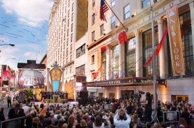 Unmittelbar nach der Durchtrennung des Einweihungsbands der Scientology Kirche New York schritten die Gäste durch ihre Tür, um einen ersten Eindruck dieser neuen Kirche zu erhalten.