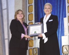 Die Vizebürgermeisterin Cindy Chavez (links) präsentierte eine Proklamation der Stadt San Jose für eine „Woche der Scientology Kirche“ und dankte der Kirche für ihre vielen Beiträge zur Gemeinde.