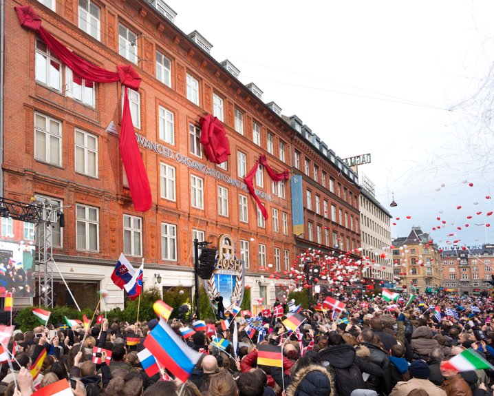 Tausende von Scientologen aus über 30 Ländern versammelten sich im Zentrum Kopenhagens, um die Eröffnung der Idealen Fortgeschrittenen Organisation und Saint Hill Europa (AOSH EU) zu feiern. Die AOSH EU ist eine vielsprachige Organisation, die die Fortgeschrittenen Stufen der Scientology Brücke zu völliger spiritueller Freiheit allen Scientologen des Kontinents zur Verfügung stellt.