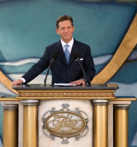 „Es gilt heute, wie bereits seit über 80 Jahren: Dieses Fort Harrison ist ein Wahrzeichen und ein Zuhause für alle Bürger von Clearwater und wird es auch immer bleiben“, sagte David Miscavige, kirchliches Oberhaupt der Scientology Religion, bevor er das Einweihungsband dieses wiederhergestellten Wahrzeichens durchtrennte.