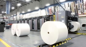 Die 121 Tonnen schwere Rollendruckmaschine verwendet 16 Kilometer lange Papierrollen und kann 55 000 Seiten pro Stunde drucken. Mit ihr werden Publikationen in mehr als einem Dutzend Sprachen gedruckt.